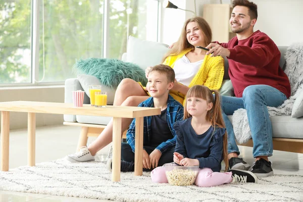 幸せな家族観ますテレビ-ホーム — ストック写真