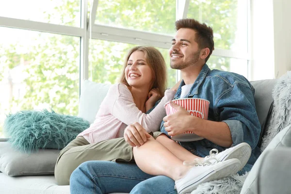 A boldog pár otthon tévézik. — Stock Fotó