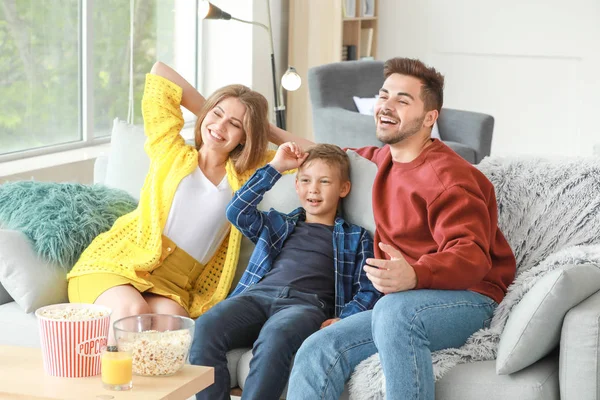 Ευτυχισμένη οικογένεια βλέποντας τηλεόραση στο σπίτι — Φωτογραφία Αρχείου