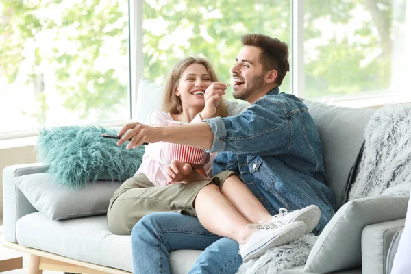 Casal feliz assistindo TV em casa — Fotografia de Stock