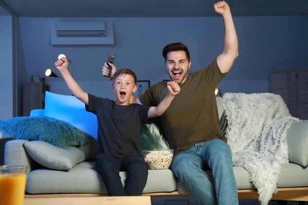 Baba oğlu ile evde Tv'de spor izlerken