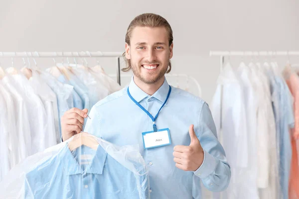 Knappe mannelijke werknemer in moderne Dry-Cleaner — Stockfoto