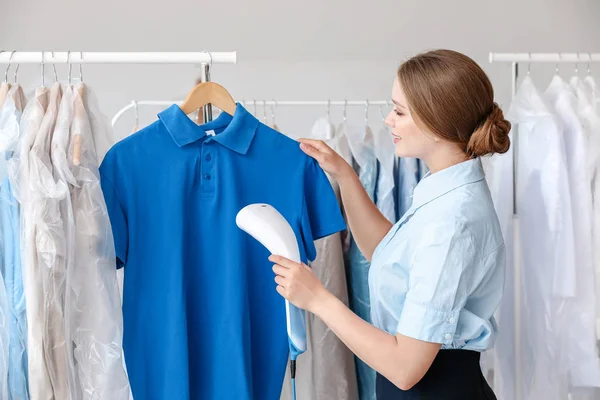 Frau dampft Kleidung in modernen Reinigungsanlagen — Stockfoto