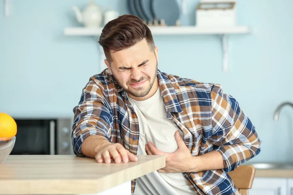 Mladý muž trpící infarktu doma — Stock fotografie