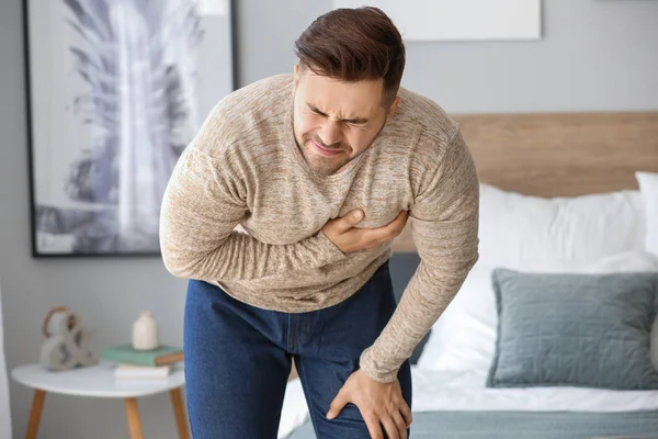 Junger Mann erleidet zu Hause Herzinfarkt — Stockfoto