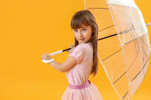 Petite fille mignonne avec parapluie sur fond de couleur — Photo