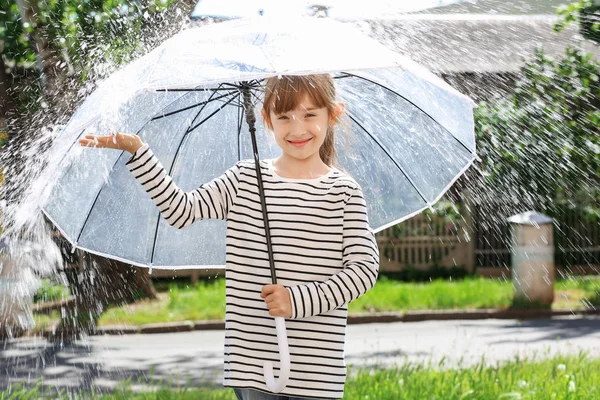 雨の日に屋外で傘を持つかわいい女の子 — ストック写真