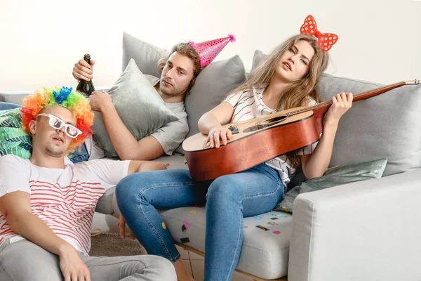 Jóvenes con resaca después de la fiesta en casa — Foto de Stock