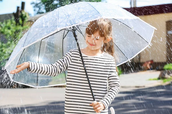 雨の日に屋外で傘を持つかわいい女の子 — ストック写真