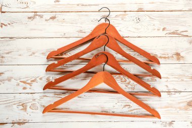 Ahşap arka planda birçok giysi askıları