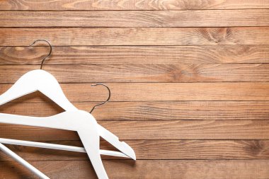 Ahşap arka planda elbise askısı var.