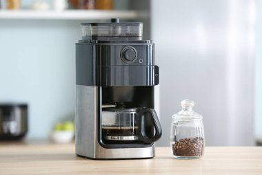 Mutfakta masada modern kahve makinesi