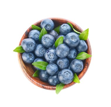 Beyaz arka plan üzerinde olgun yaban mersini ile Bowl