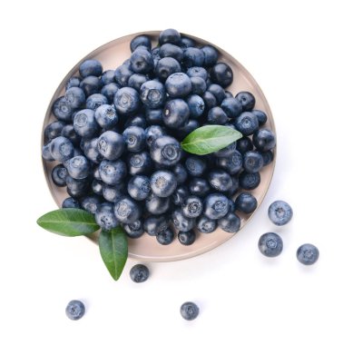 Beyaz arka planda olgun yaban mersini ile Plaka