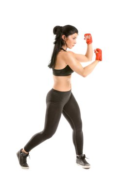 Beyaz arka plan üzerinde sportif kadın boksör