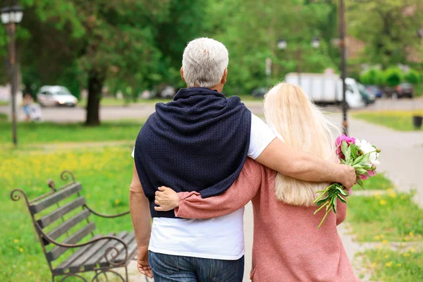 Happy mature couple walking in park — Stock Photo, Image