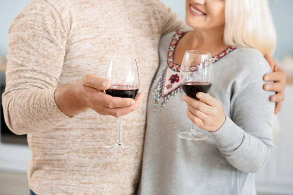 Счастливая зрелая пара пьет вино на кухне — стоковое фото