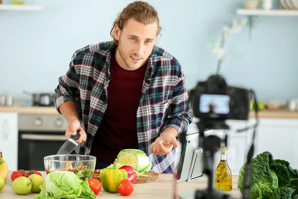 Food blogger recording video at home — Stock Photo, Image