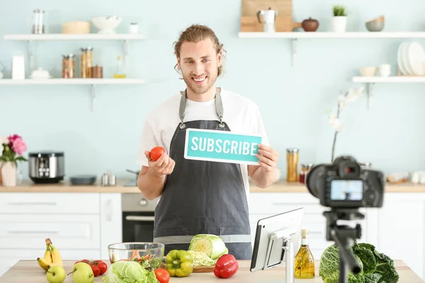 Food-Bloggerin nimmt Video zu Hause auf — Stockfoto