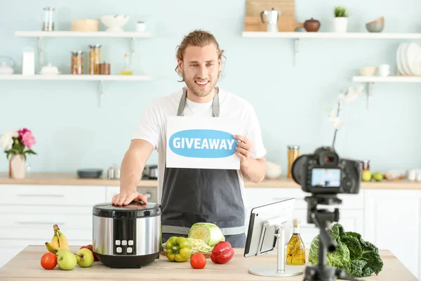 Food blogger kondigt prijs tekening aan tijdens het opnemen van video in de keuken — Stockfoto