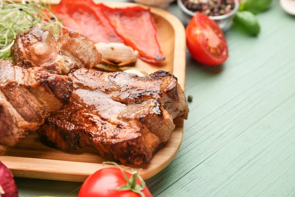 Assiette avec viande grillée savoureuse sur la table — Photo