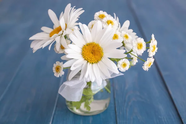 Vase with beautiful chamomile flowers on table — Stock Photo, Image