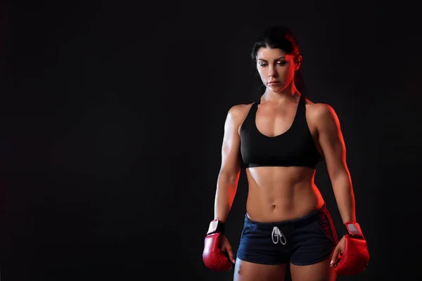 Boxeador femenino deportivo sobre fondo oscuro — Foto de Stock