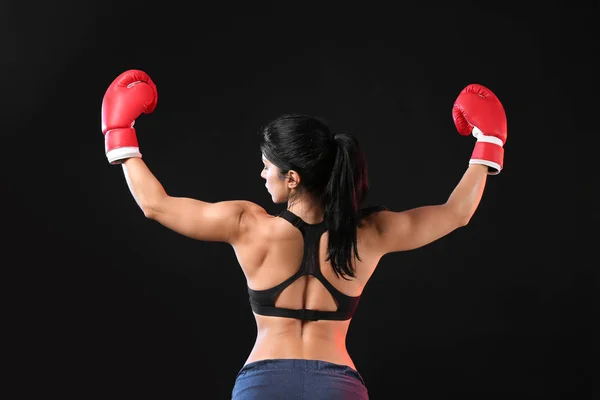 Desportivo boxer feminino no fundo escuro — Fotografia de Stock
