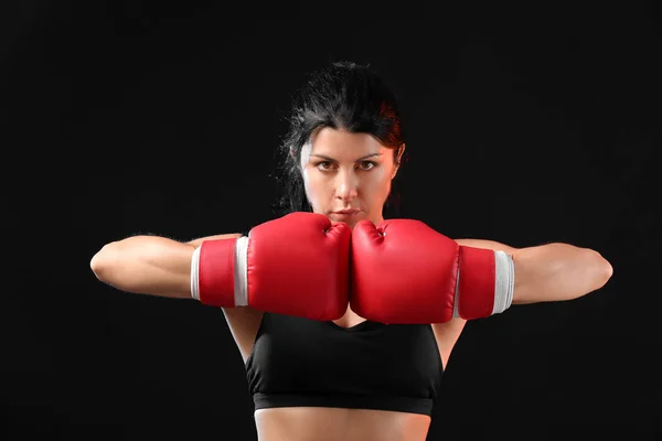 Boxeador femenino deportivo sobre fondo oscuro — Foto de Stock