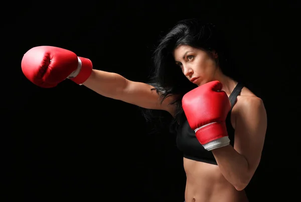 Sportowy kobieta bokser na ciemnym tle — Zdjęcie stockowe