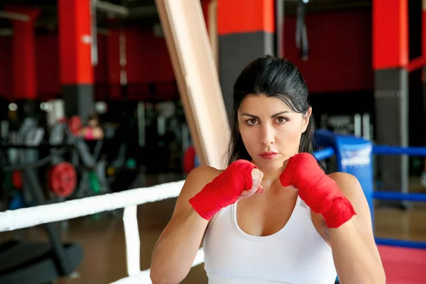 Deportiva mujer en anillo de boxeo — Foto de Stock