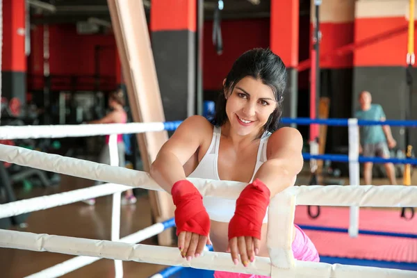 Спортивна жінка в боксерському кільці — стокове фото