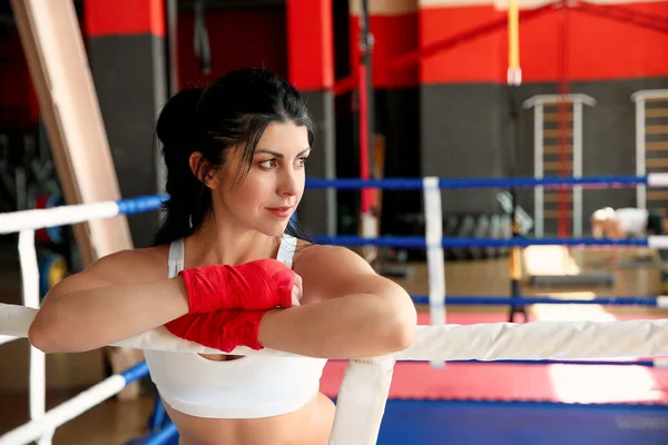Deportiva mujer en anillo de boxeo —  Fotos de Stock
