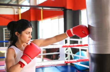 Spor salonunda kadın boksör eğitimi.