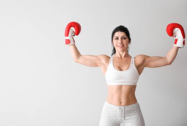 Beyaz arka plan üzerinde sportif kadın boksör