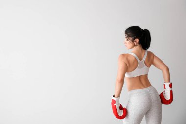 Beyaz arka plan üzerinde sportif kadın boksör