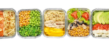 Beyaz izole lezzetli gıda ile Kaplar