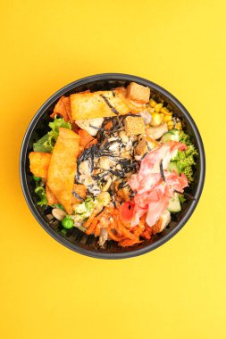 Renkli arka planda lezzetli yemek ile Konteyner