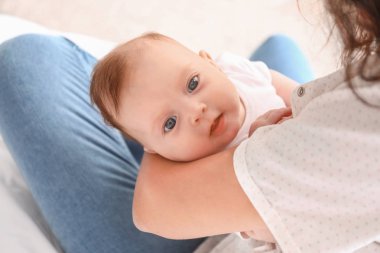 Evde bebeği ile genç kadın