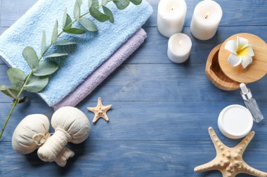 Ahşap arka planda güzel bir spa kompozisyonu
