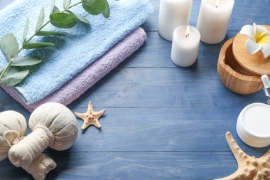 Ahşap arka planda güzel bir spa kompozisyonu