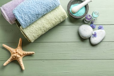 Ahşap arka planda güzel bir spa kompozisyonu