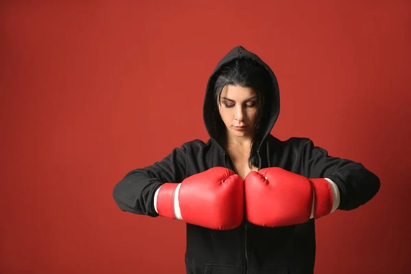 Boxeador femenino deportivo sobre fondo de color — Foto de Stock