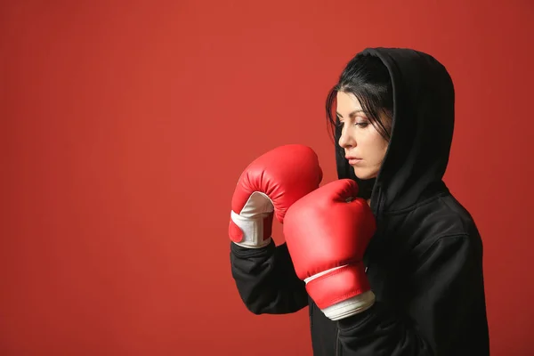 运动女拳击手在颜色背景 — 图库照片