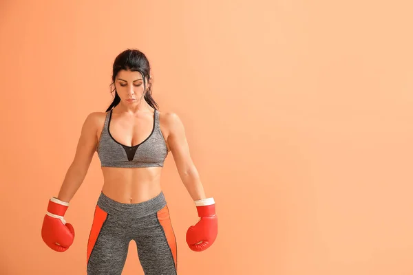 Sportig kvinnliga boxare på färgbakgrund — Stockfoto