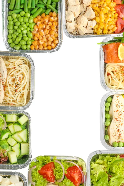 Containers met heerlijk eten geïsoleerd op wit — Stockfoto