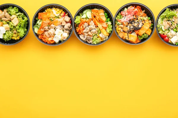 Molti contenitori con cibo delizioso su sfondo di colore — Foto Stock