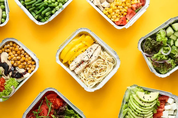 Veel containers met heerlijk eten op kleur achtergrond — Stockfoto