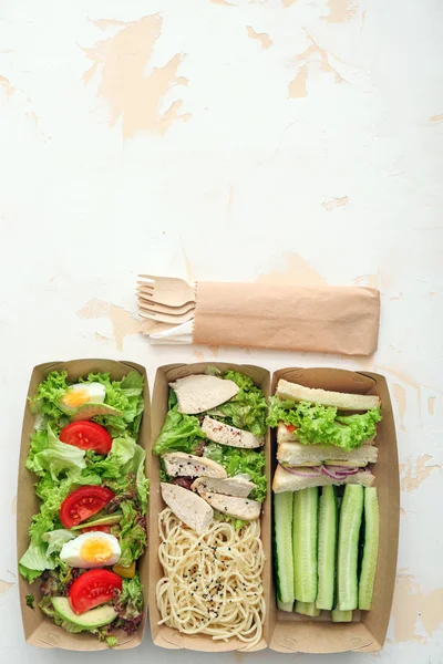 밝은 배경에 맛있는 음식이있는 종이 상자 — 스톡 사진