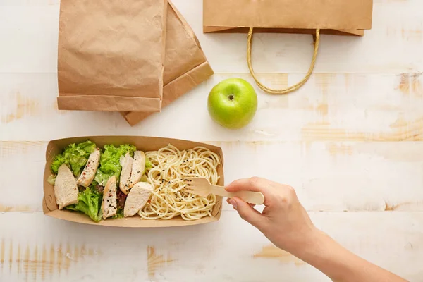 Vrouw eten smakelijke lunch besteld van Food delivery service — Stockfoto